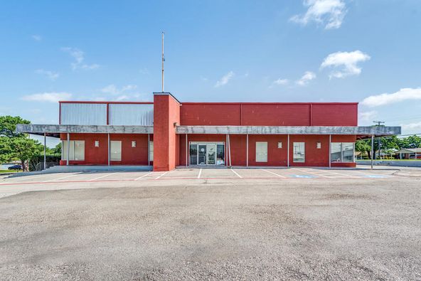 552 W Bedford Euless Rd, Hurst, TX 76053